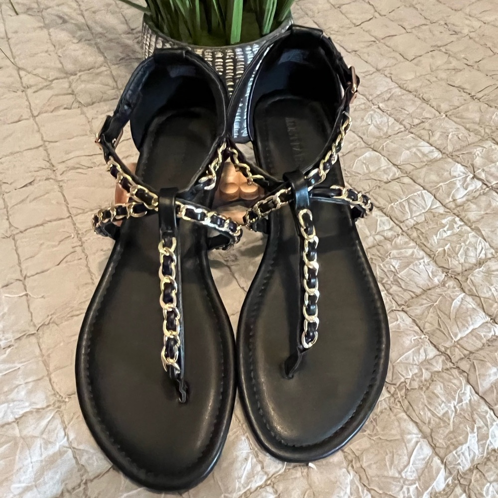 Ladies New Black Flat Sandals with Gold Chain accent entertwined size 7.5
